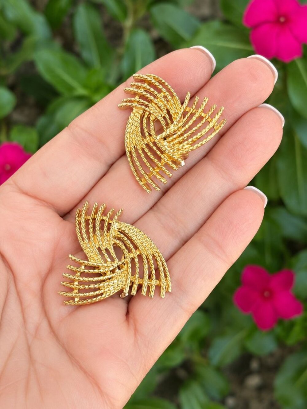 Vintage Sarah Coventry Gold Tone Fan Swirl Clip-On Earrings Textured Statement 1